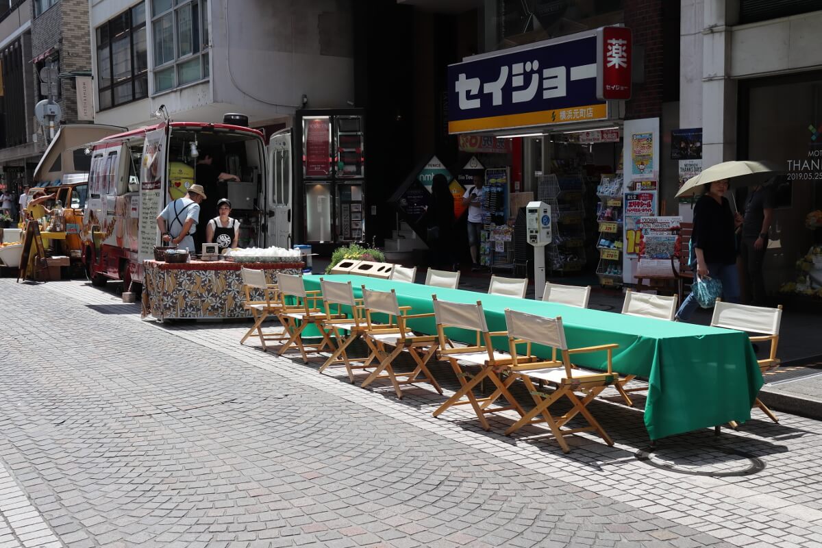 横浜元町・StreetTheMusical・街に用意されたテーブルとイス